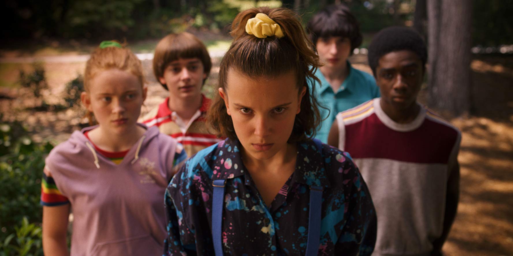 Eleven (Millie Bobby Brown) a její přátelé ve 3. sérii seriálu Stranger Things