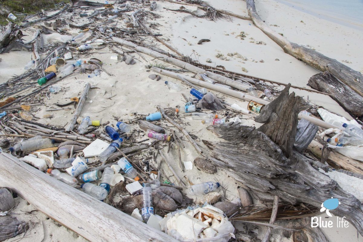 Odpad vyplavený oceánem na pláž na souostroví Pulau Banyak v Indonésii