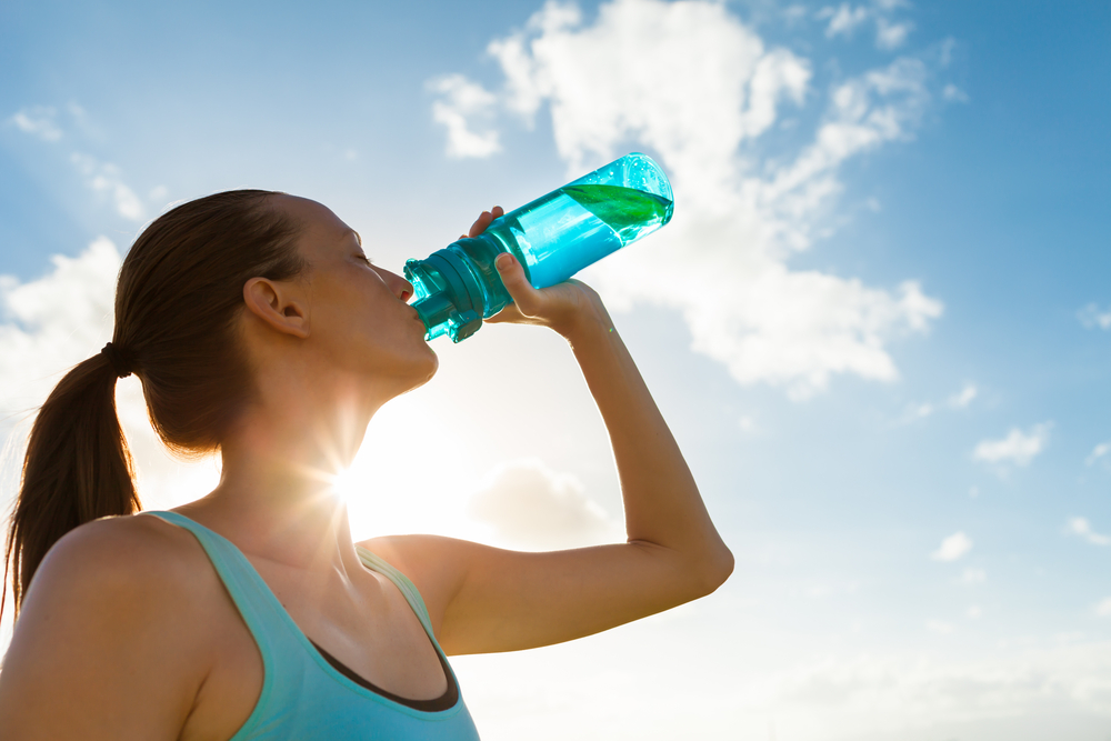 Dodržujte pitný režim, abyste předešli dehydrataci