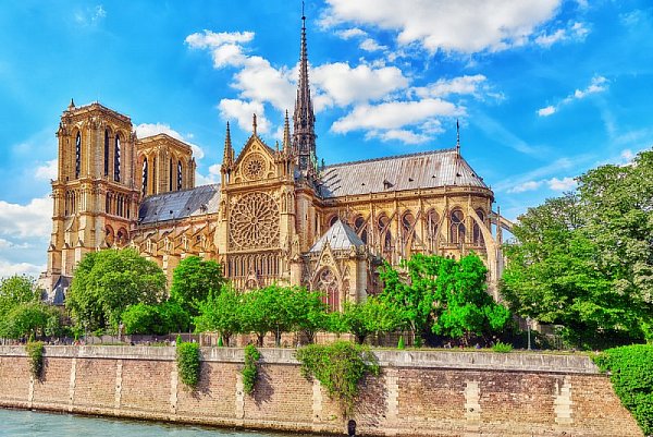 Katedrála Notre Dame v plamenech, ale i potopení Titanicu ve stejný den jiného roku